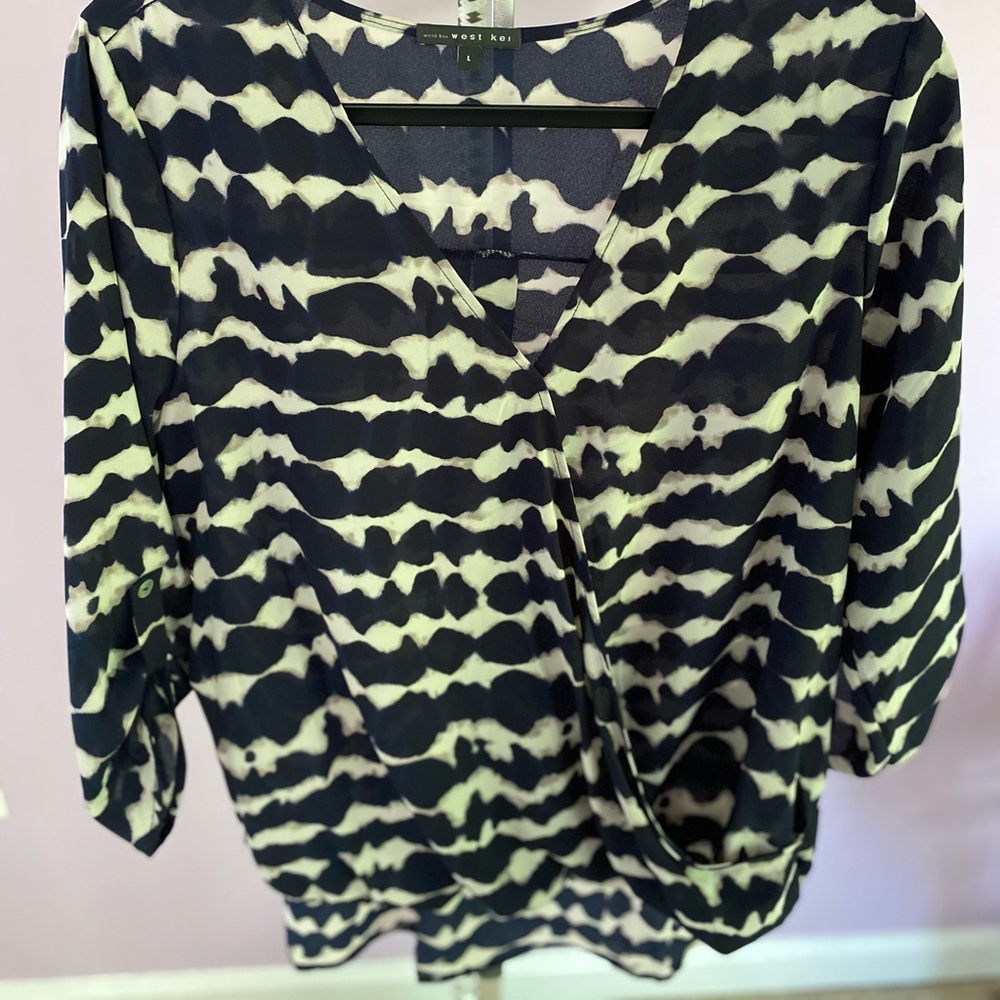 Tie dyed blue and white 3/4 sleeve blouse 💙🤍